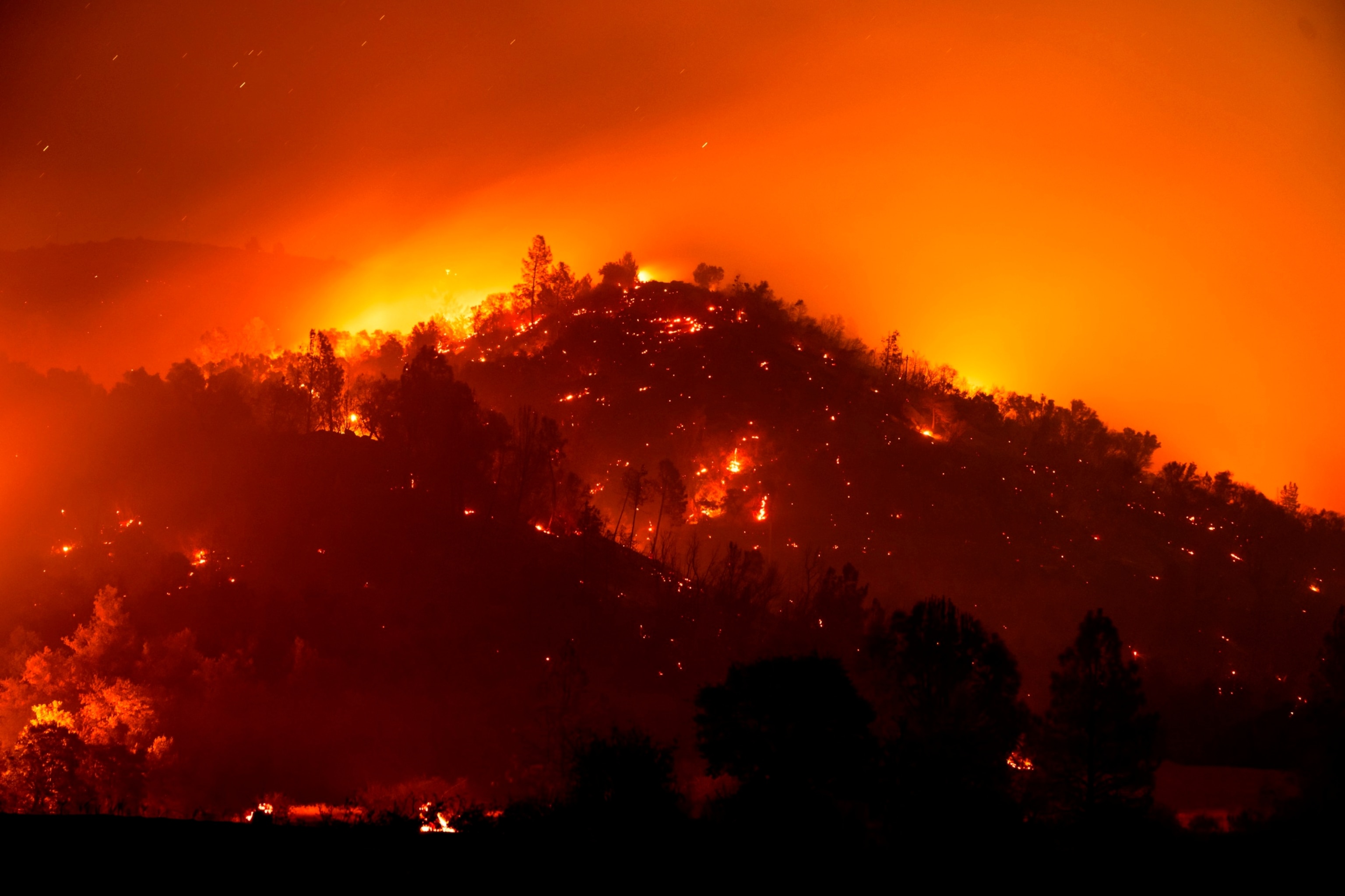 PHOTO: Flames from the French Fire burn on a hillside above Mariposa, Calif., on July 5, 2024. 