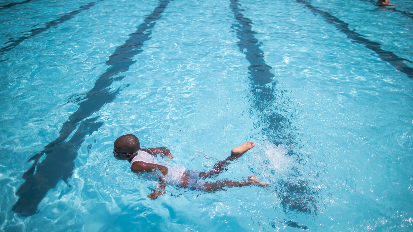 Is it necessary to wait before swimming after eating?