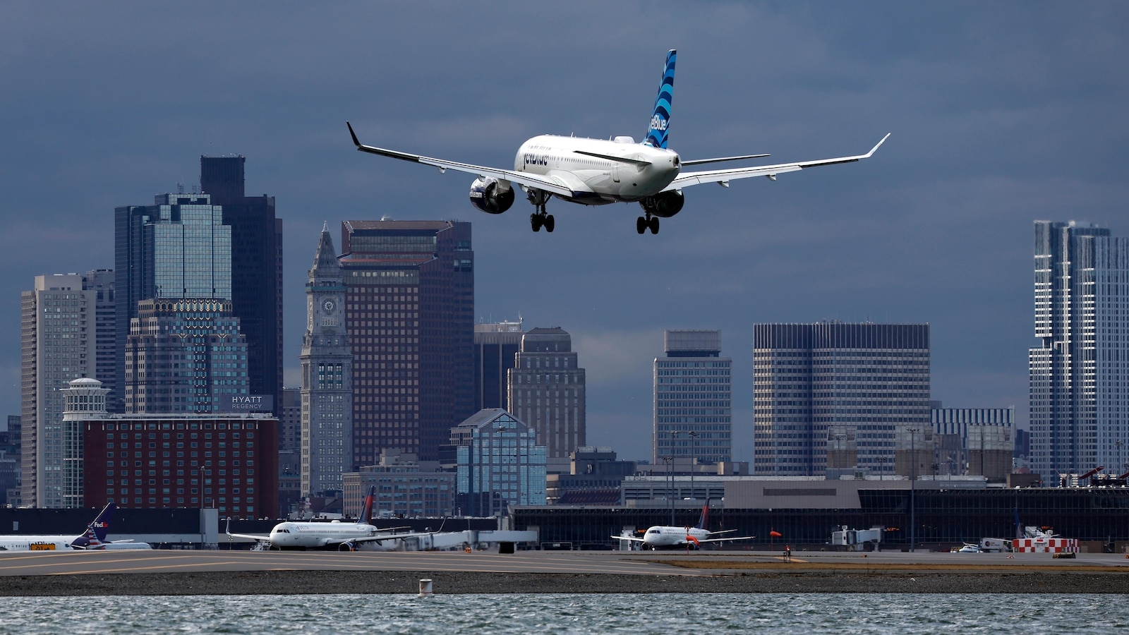 JetBlue reports unexpected Q2 profit and announces plan to delay new plane deliveries for cost-cutting and business recovery efforts