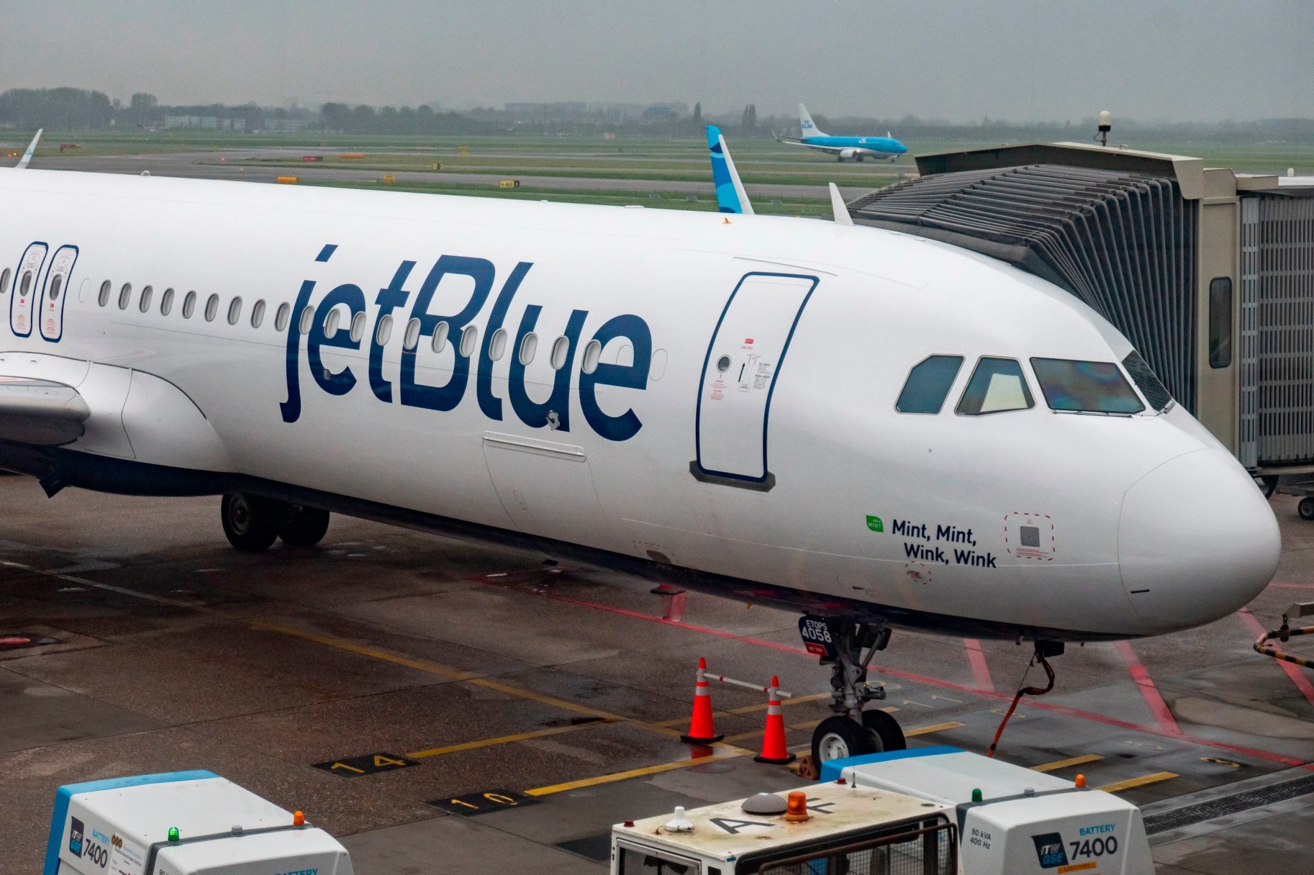 Lawsuit filed against JetBlue for severe burns from hot tea served during turbulence