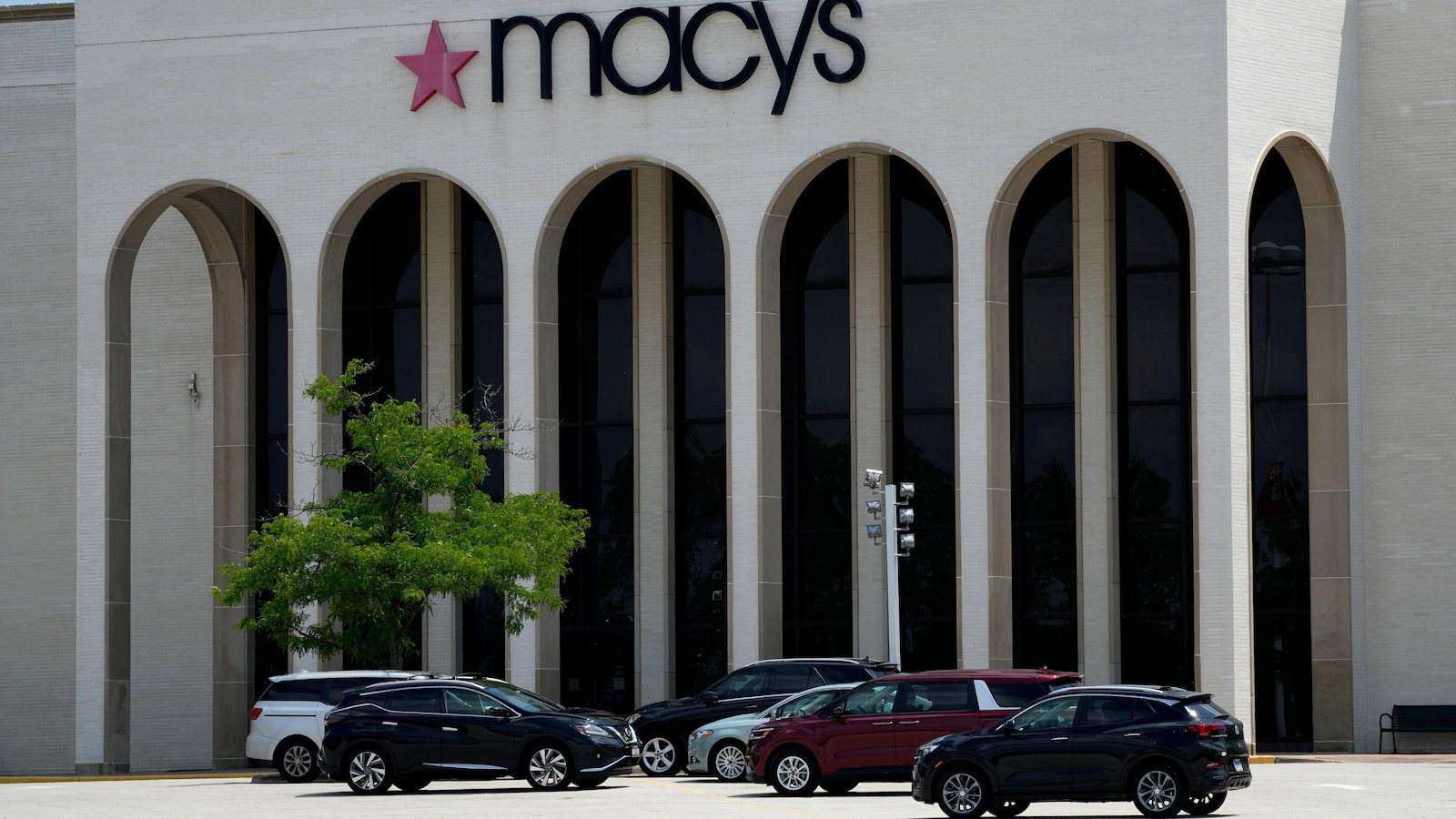 Macy's announces end of takeover talks with Arkhouse and Brigade due to financing uncertainty