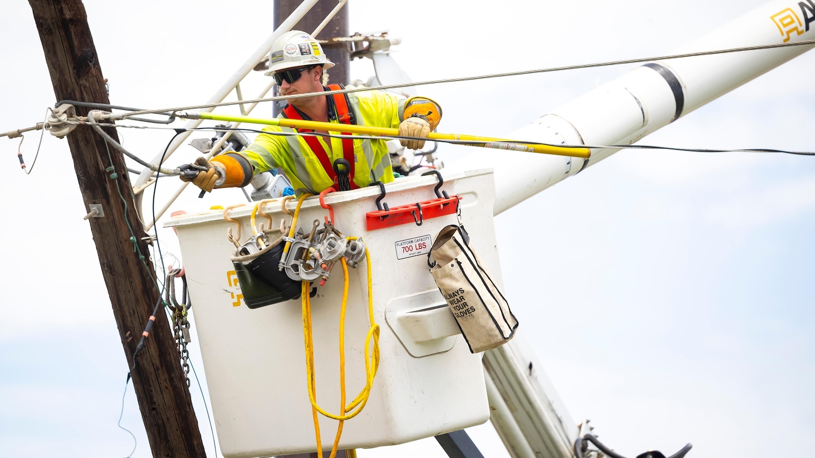 Texas Governor Expresses Disapproval of Houston Energy as Utility Projects Power Restoration by Wednesday