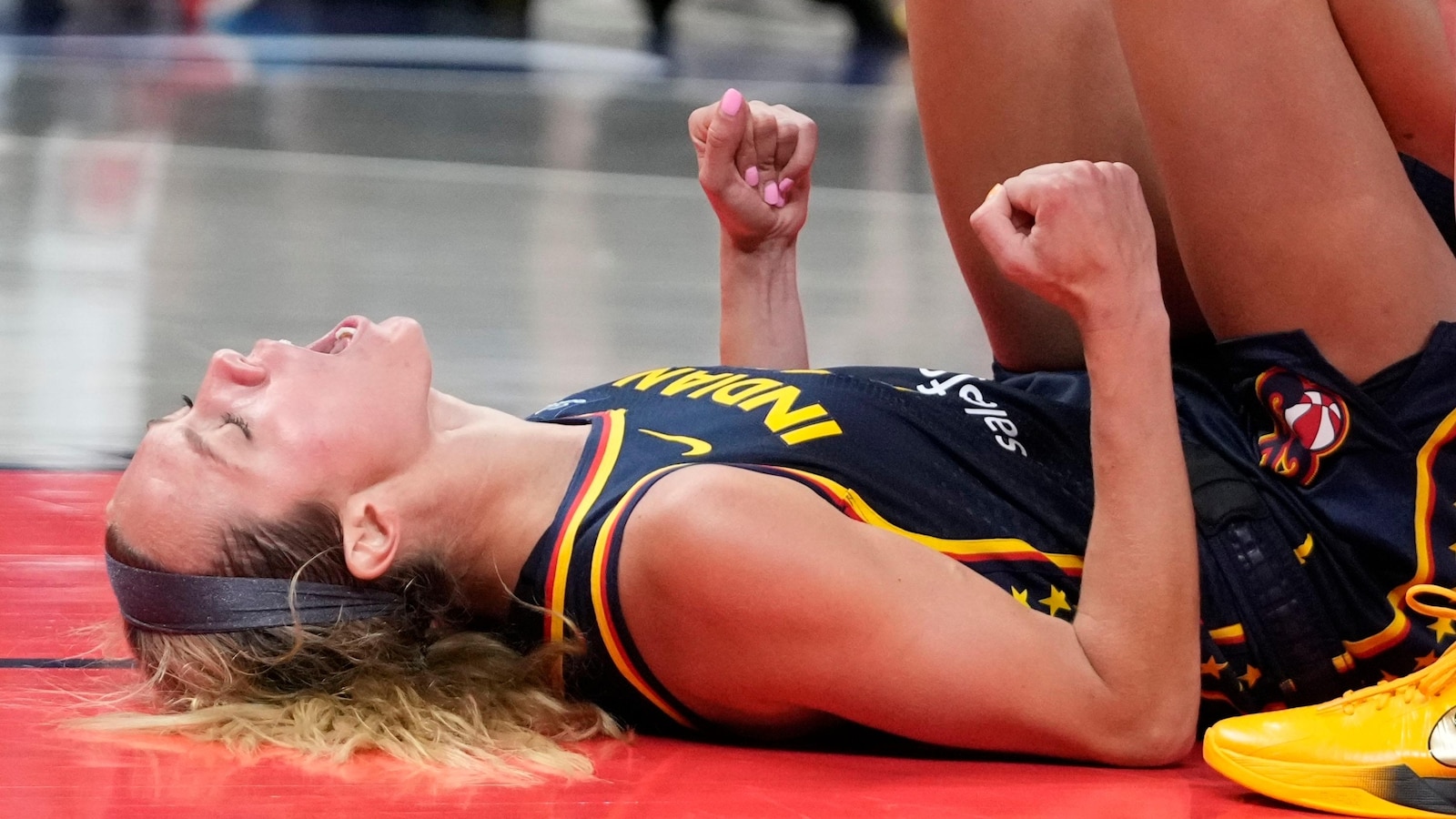 Caitlin Clark sets new WNBA rookie assists record in Fever's 92-75 victory over Storm