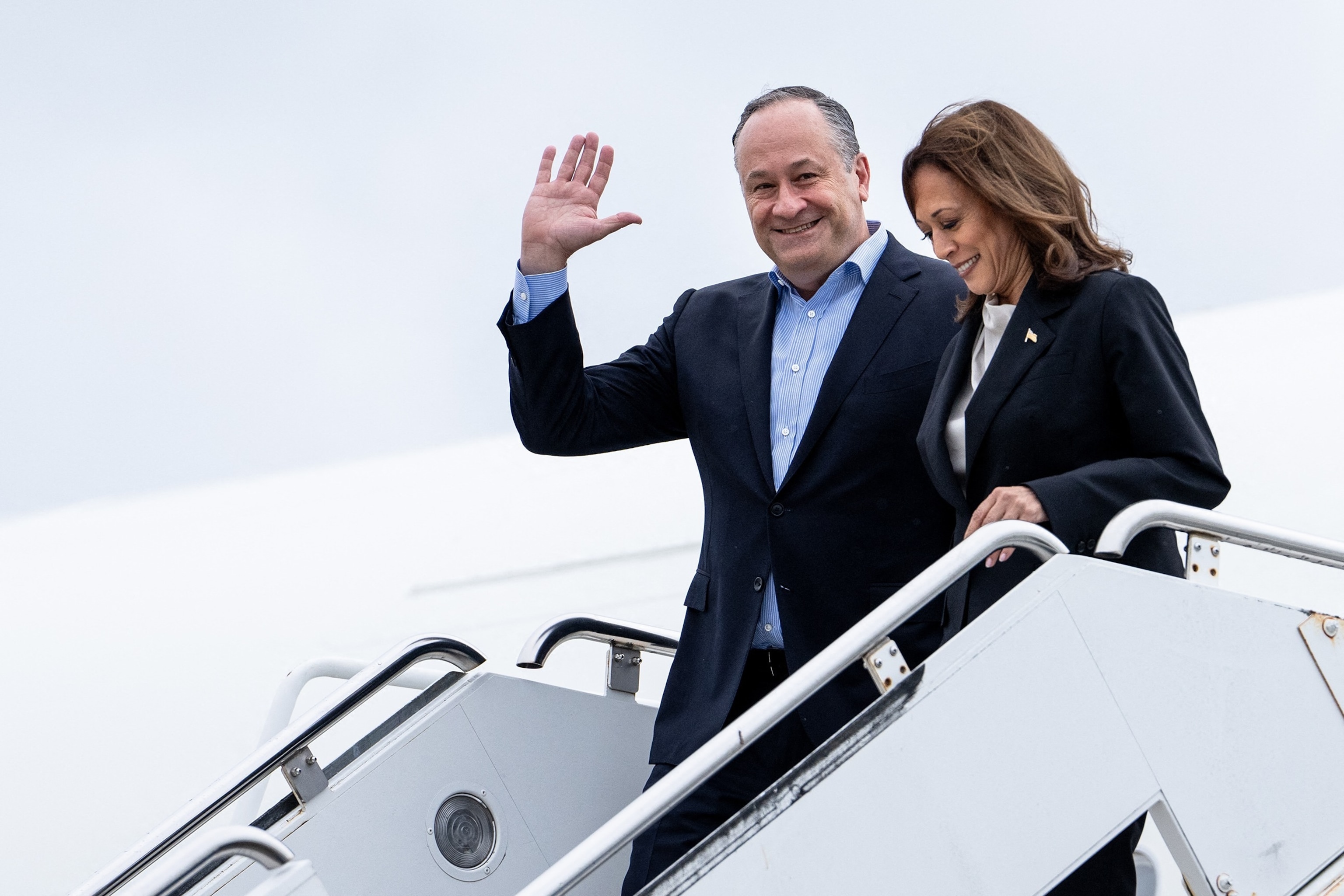 PHOTO: Vice President Kamala Harris and second gentleman Douglas Emhoff descend from Air Force Two at Delaware National Air Guard base in New Castle, Del.,  on July 22, 2024.