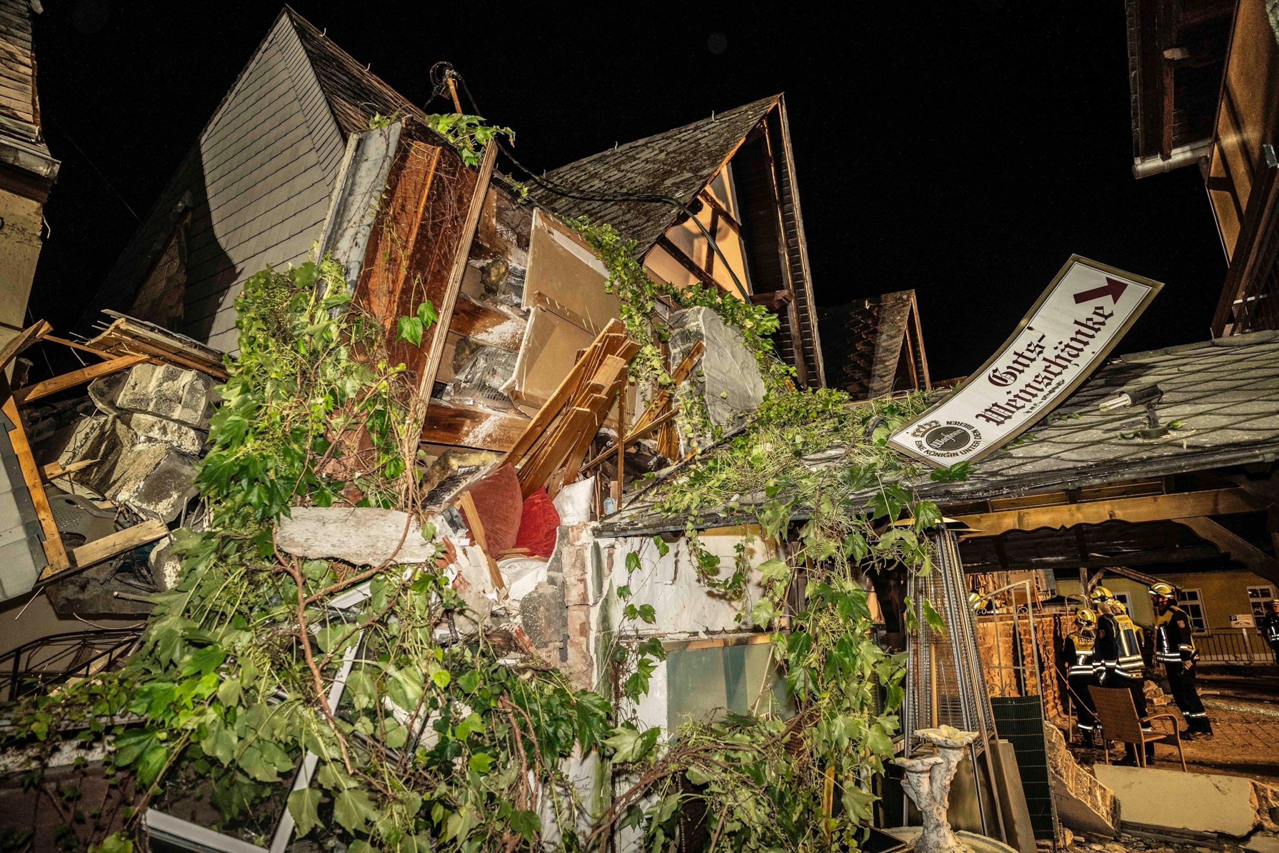 Police report 1 dead and 8 trapped after partial collapse of German hotel