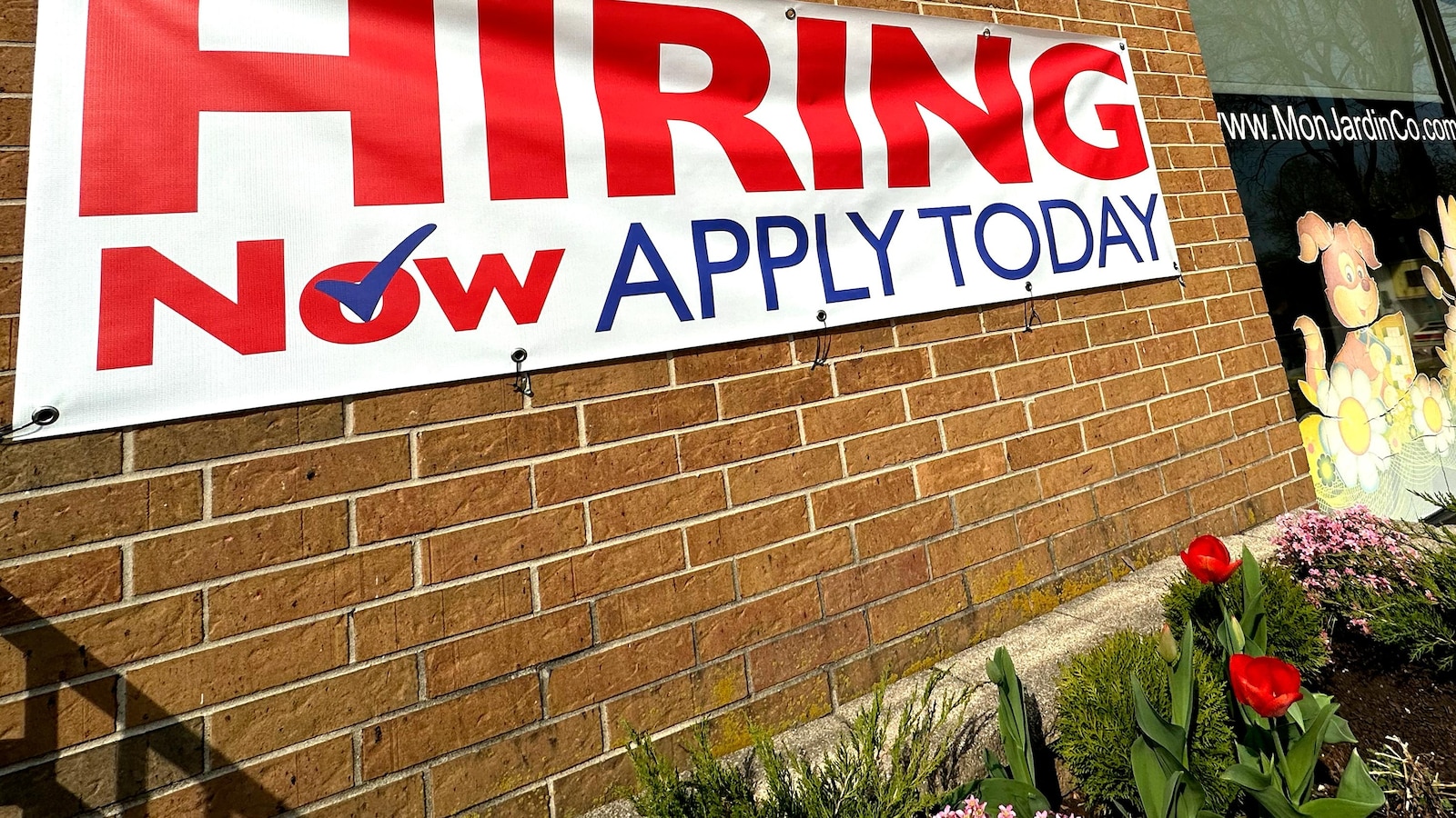 Sign of Resiliency in Job Market as US Unemployment Claims Drop by 7,000 to 227,000