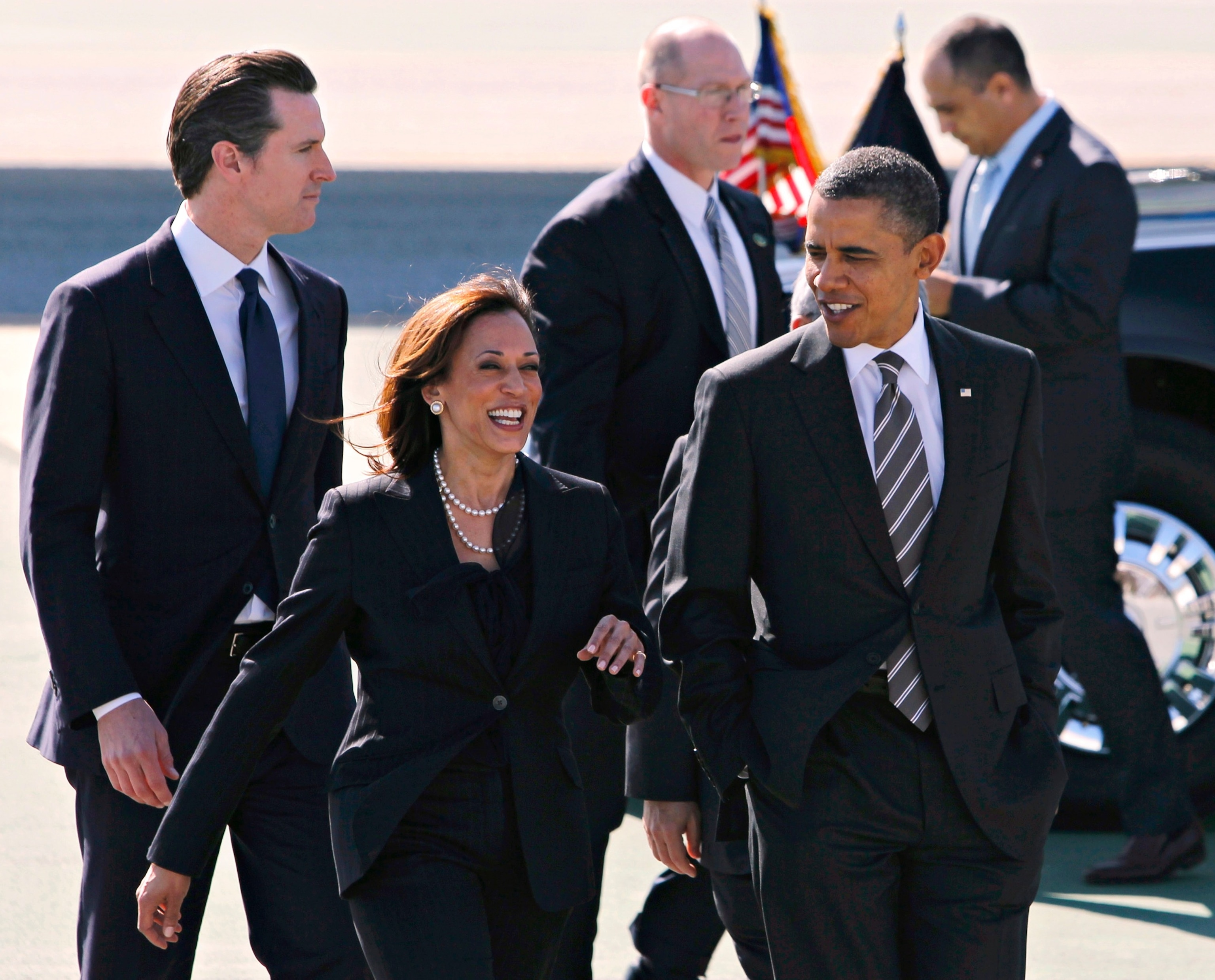 PHOTO: President Barack Obama walks with Attorney General Kamala Harris, Lt. Gov. Gavin Newsom and Mayor Ed Lee (not seen) after his arrival aboard Air Force One in San Francisco,  Feb. 16, 2012.