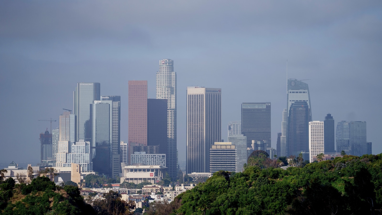 Strong earthquake shakes Los Angeles