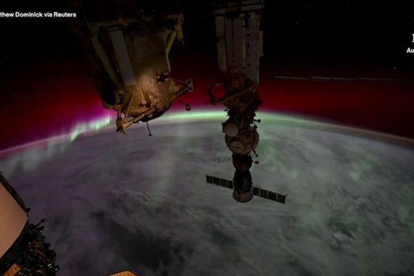 Timelapse Video: Moon Setting and Glowing Aurora Borealis Viewed from the ISS