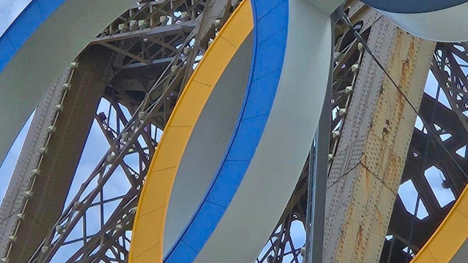 Unidentified individual spotted scaling Eiffel Tower, leading to evacuation prior to closing ceremony