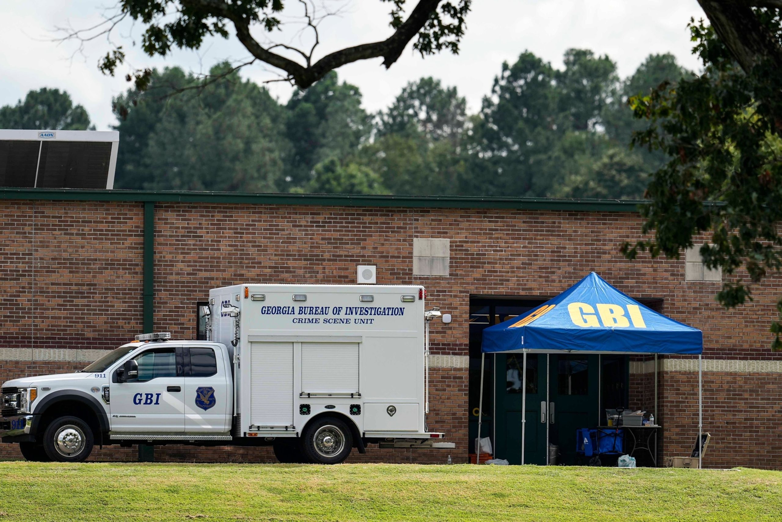 911 calls reveal emergency dispatch center overwhelmed during Georgia high school shooting