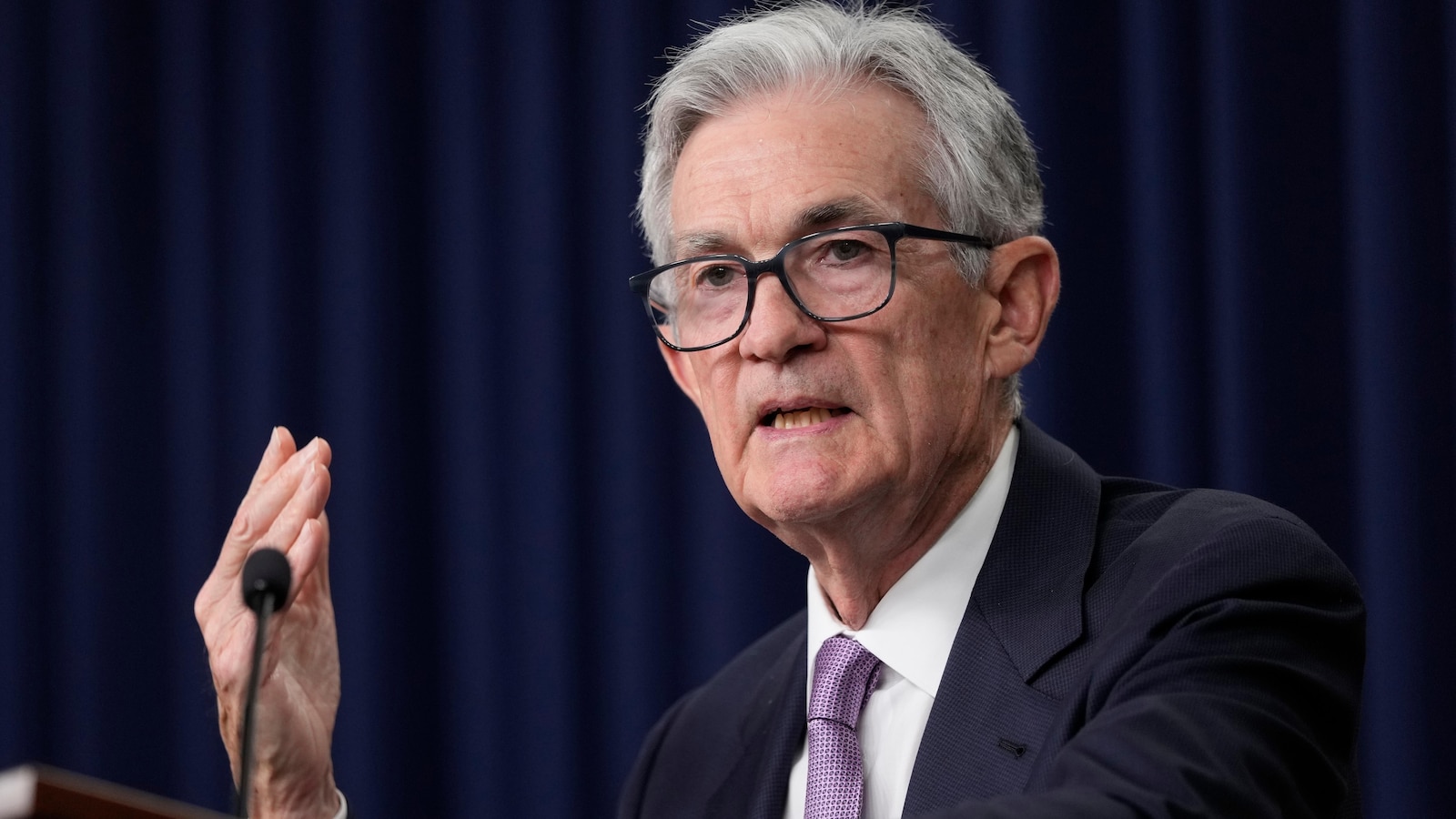 Federal Reserve Chair confirms US economy is strong and hints at upcoming gradual rate cuts