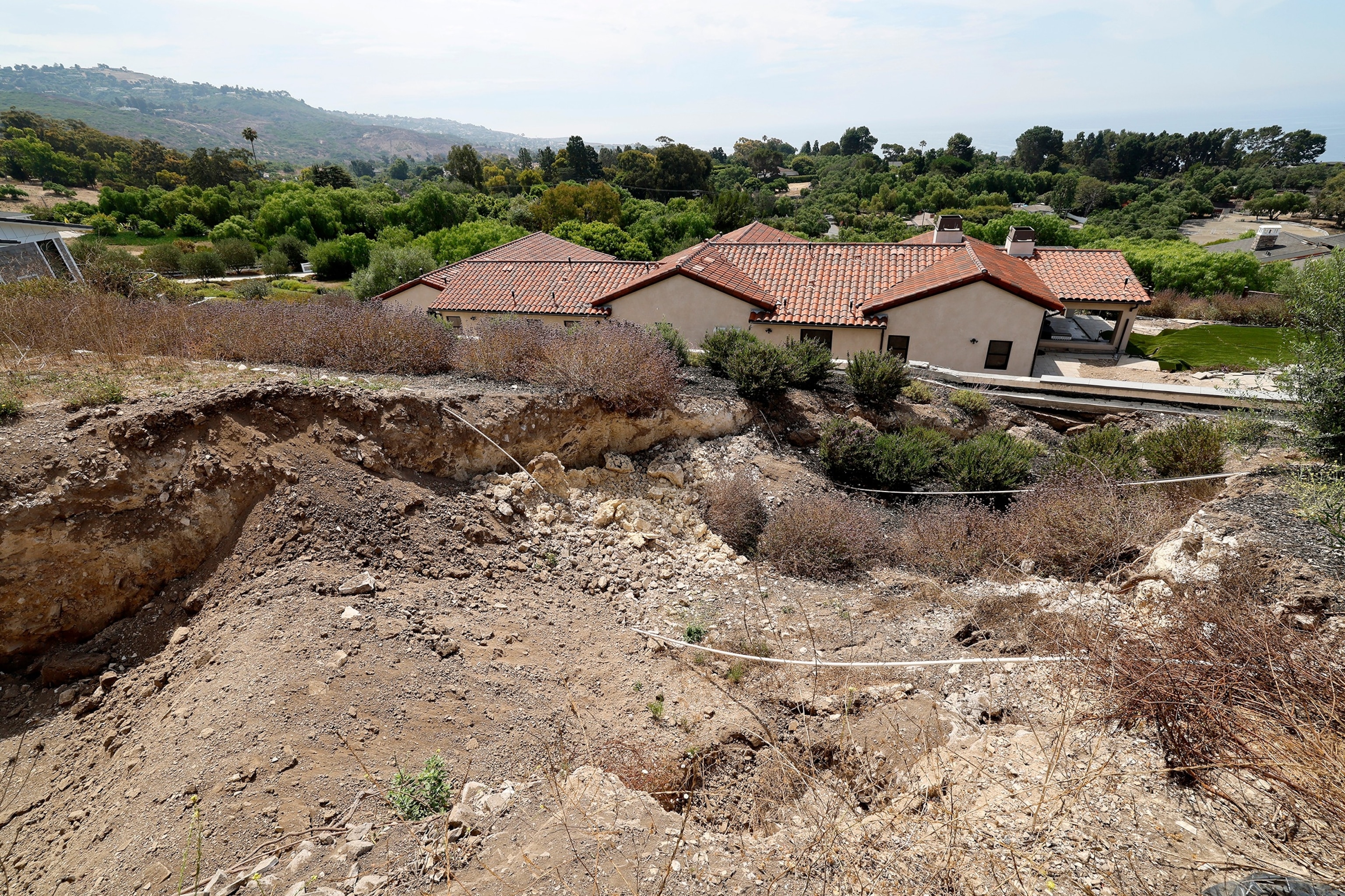 PHOTO: A view of a large fissure that has opened up since February, damaging a  Portuguese Bend home after last winter's heavy rain in Rancho Palos Verdes, Calif., on Aug. 1, 2024. 