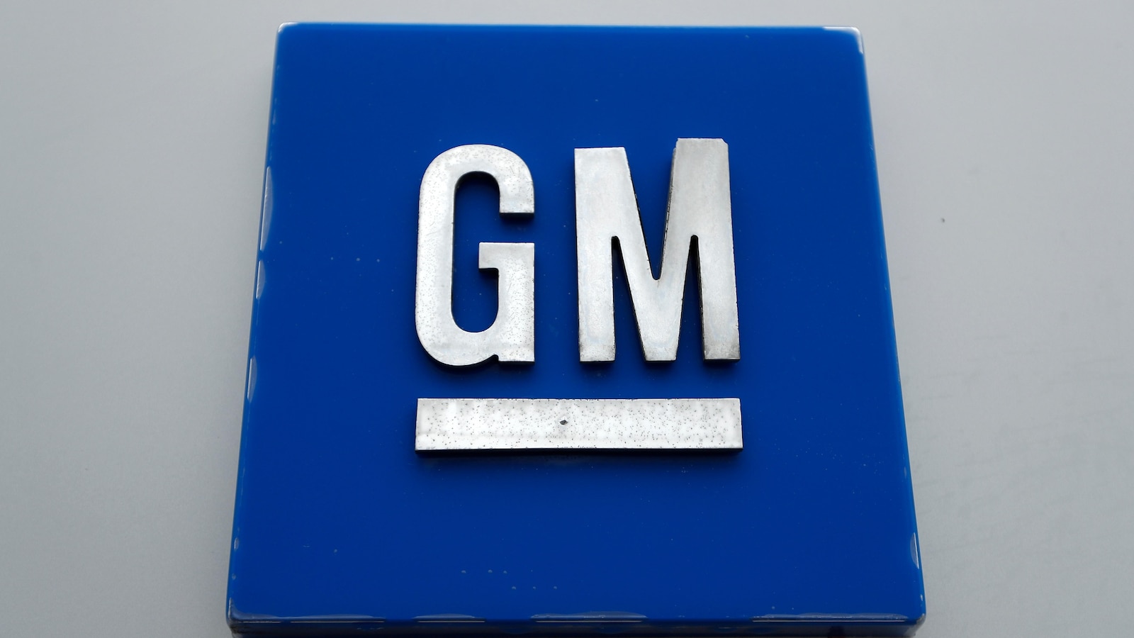 General Motors battery plant workers in Tennessee successfully unionize and secure pay raise