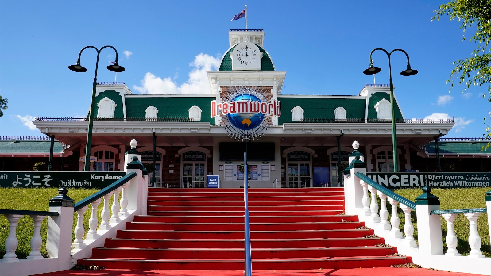 Handler bitten by tiger at Australian amusement park