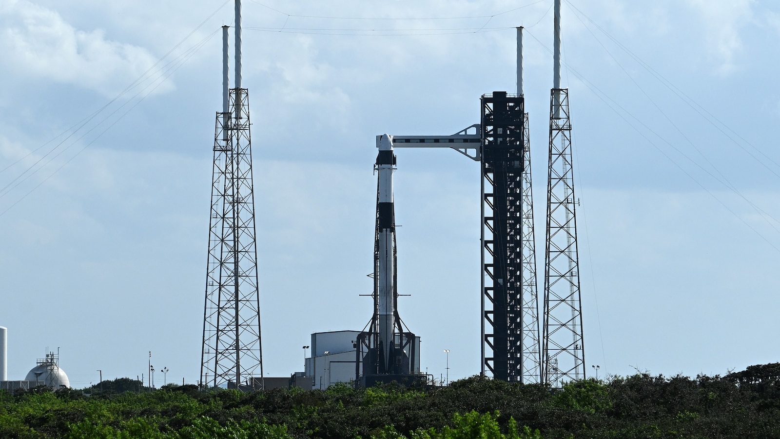 NASA and SpaceX collaborate to launch a capsule for the safe return of Starliner astronauts