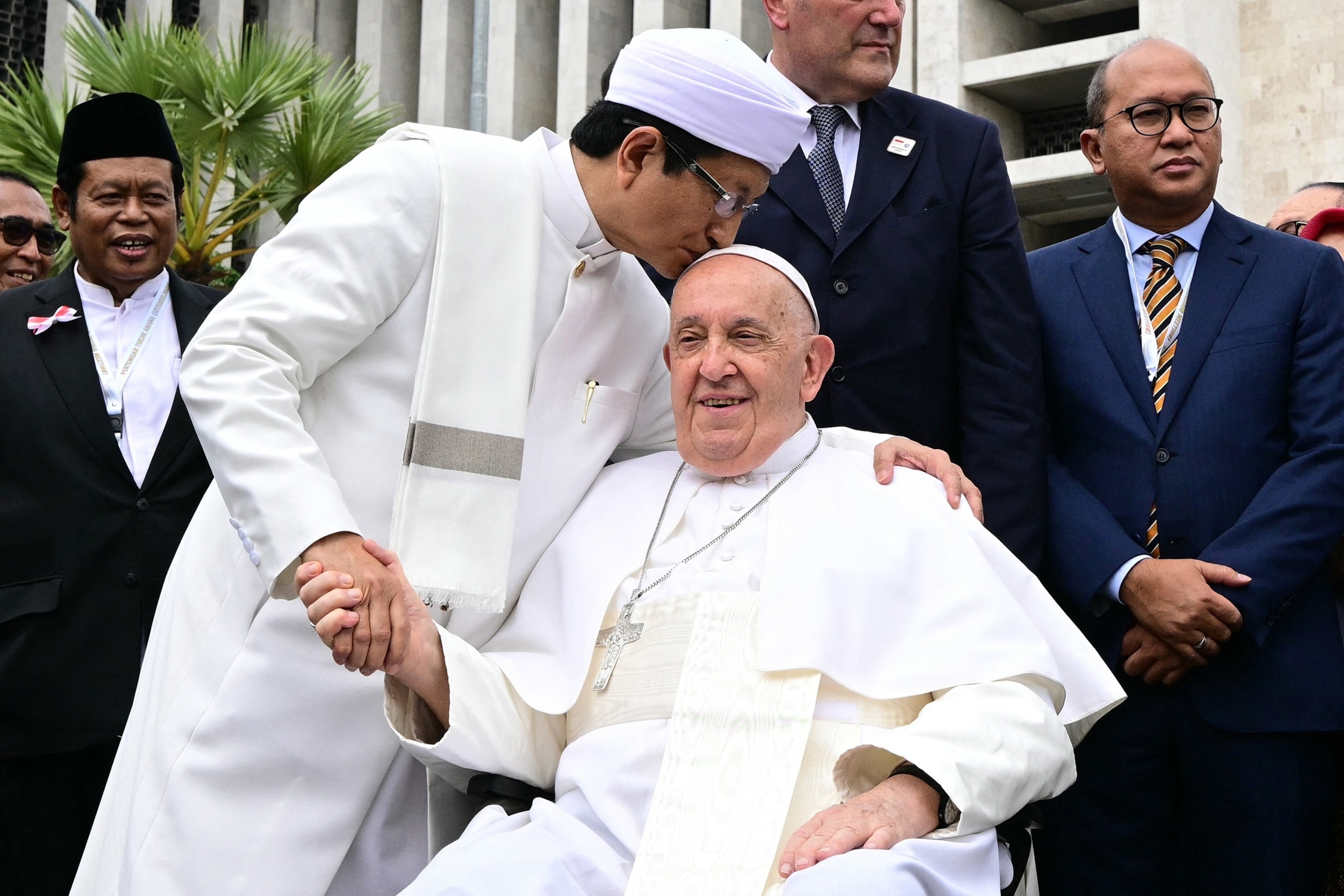 PHOTO: TOPSHOT-INDONESIA-VATICAN-POPE-RELIGION