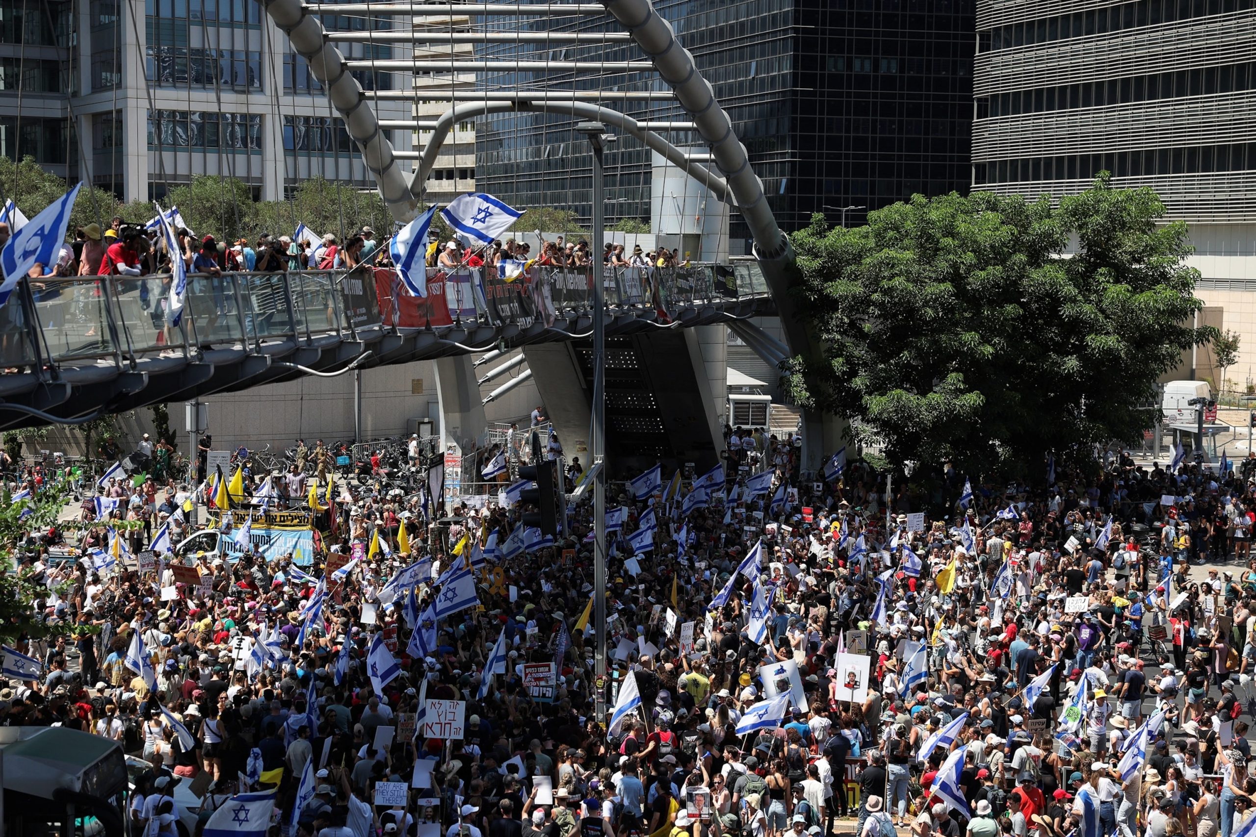 Protesters in Tel Aviv continue to demand a cease-fire for the second consecutive day