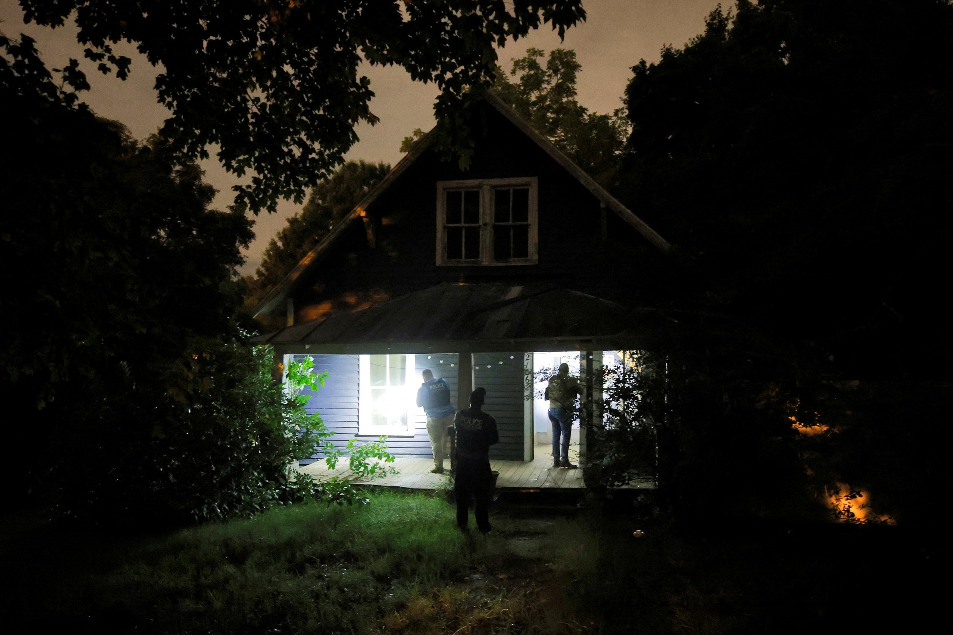 Law enforcement checks a detainee's former home after an apparent assassination attempt on Republican presidential nominee and former U.S. President Donald Trump, in Greensboro, North Carolina, U.S. September 15, 2024.  REUTERS/Jonathan Drake